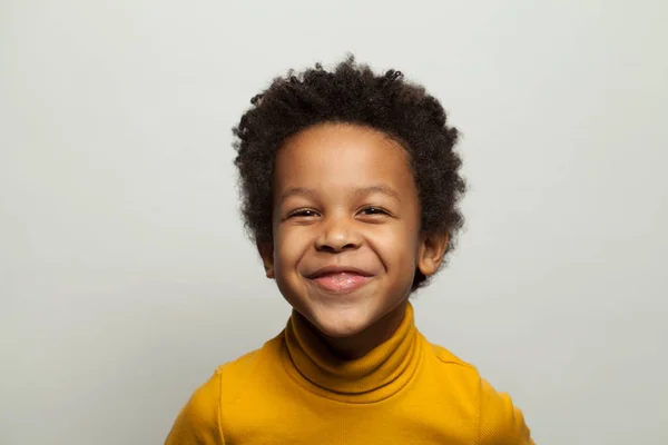 Сміється чорний хлопчик на білому тлі — стокове фото