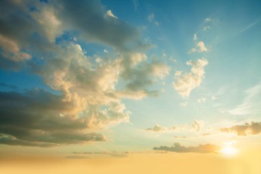 Mavi gökyüzü arka planda. Bulutlu güzel manzara