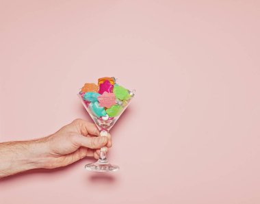 Noel kompozisyonu, elinde şarap kadehi olan bir erkek. 