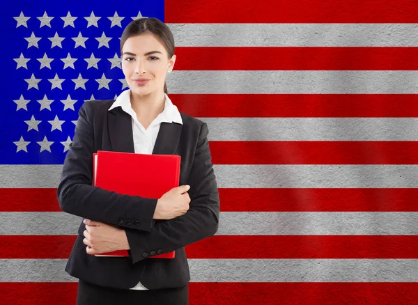 Mujer joven con cuaderno rojo. Educación o concepto empresarial —  Fotos de Stock