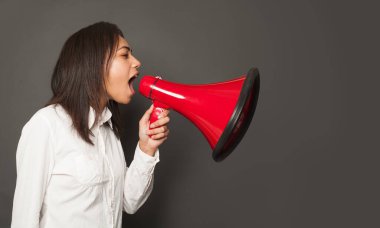 Mutlu Afrikalı Amerikalı kadın hoparlöre bağırıyor.