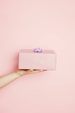 Pembe arka planda pembe hediye kutusu olan çok güzel bir arka plan.