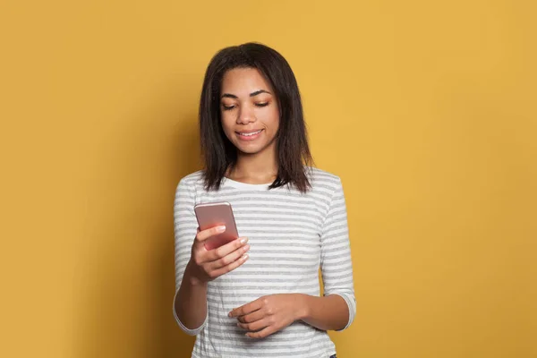 Happy Girl Mit Handy Auf Leuchtend Gelbem Hintergrund — Stockfoto