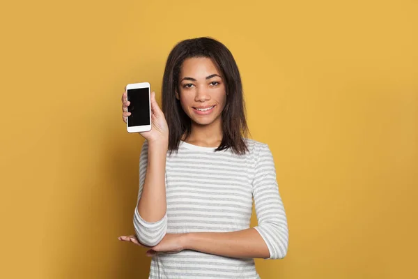 Cute Kobieta Trzyma Smartfon Pustym Wyświetlaczem Żywym Żółtym Tle — Zdjęcie stockowe