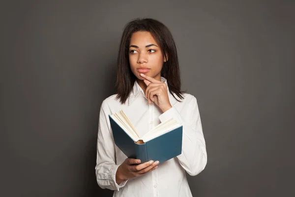 Pensando Etnia Mista Mulher Negra Estudante Camisa Branca Com Livro — Fotografia de Stock