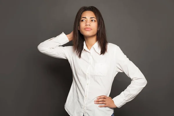 Pensando Duvidar Mulher Negra Estudante Camisa Branca Fundo Cinza — Fotografia de Stock