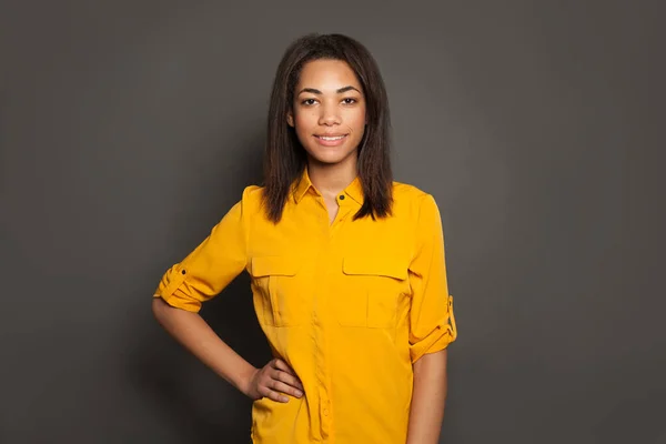 Portret Van Gelukkige Succesvolle Zwarte Jonge Vrouw Geel Shirt Grijze — Stockfoto