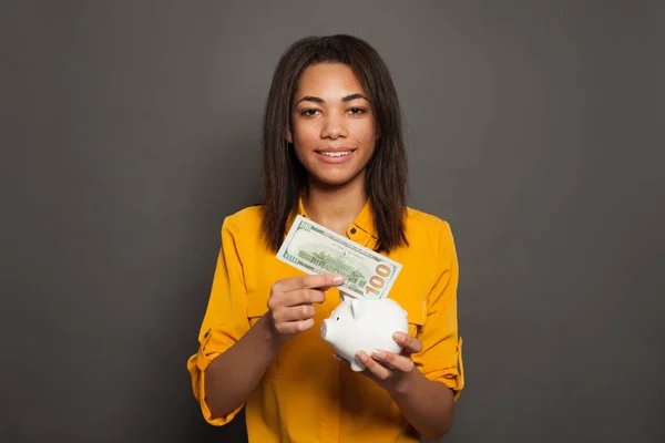 Feliz Mujer Negra Confiada Poniendo Caja Dinero Billete 100 Dólares —  Fotos de Stock