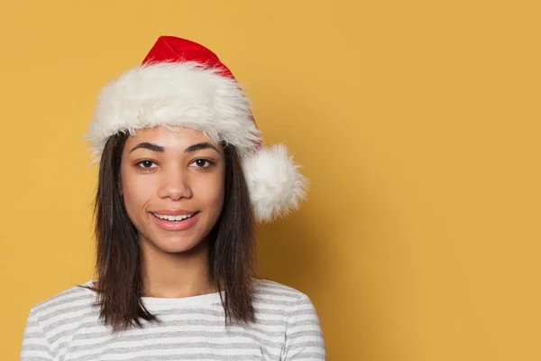 Jovem Mulher Negra Usando Chapéu Papai Noel Fundo Amarelo — Fotografia de Stock