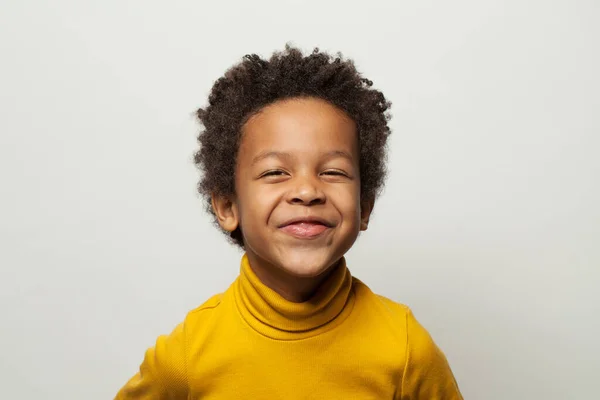 Смішний Щасливий Маленький Чорний Хлопчик Сміється Білому Тлі — стокове фото