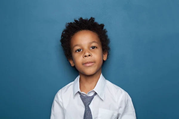 Портрет Милого Маленького Чорношкірого Хлопчика Стоїть Синьому Фоні — стокове фото