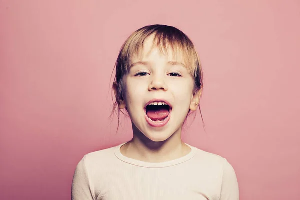Дитяча Дівчина Кричить Рожевому Фоні — стокове фото