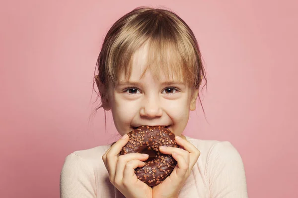 Jolie Petite Fille Tenant Beignet Chocolat Happy Child Sur Fond — Photo