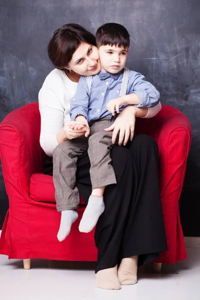 Mamá Hijo Están Sentados Una Silla Roja — Foto de Stock