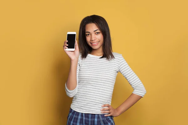 Nette Schwarze Frau Zeigt Smartphone Mit Leerem Display Und Lächelt — Stockfoto