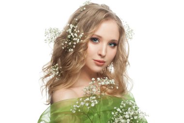 Beyaz arka plan üzerinde izole genç güzel kadın