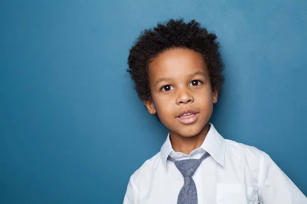 Маленький Чорний Хлопчик Посміхається Дивиться Синій Фон — стокове фото
