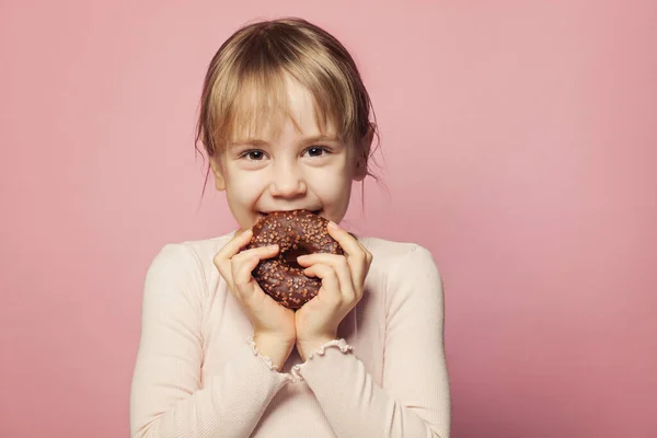 Joyeux Petit Fille Avec Beignet Chocolat Happy Child Sur Fond — Photo