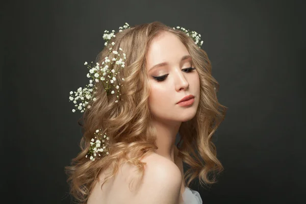 Linda Mujer Joven Con Pelo Rizado Largo Saludable Flores Blancas — Foto de Stock