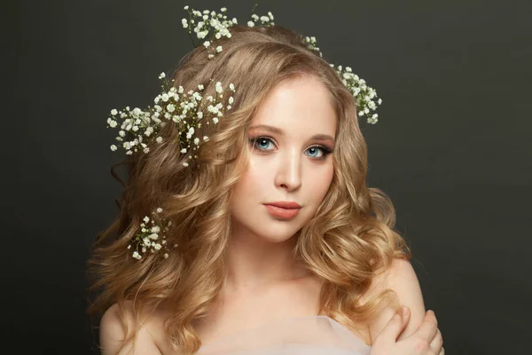 Perfect Young Woman White Flowers Blonde Hair Dark Background — Stock Photo, Image