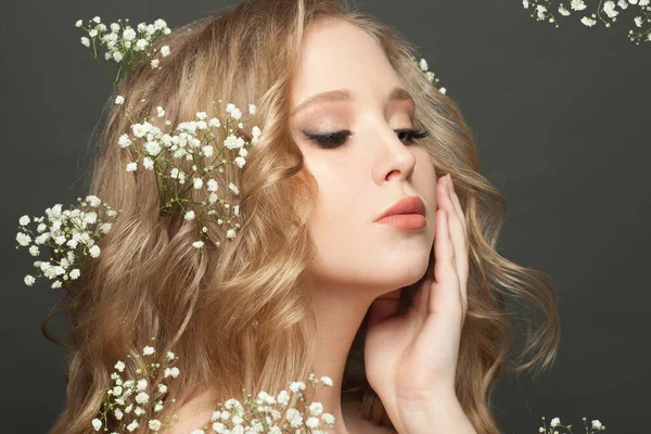 Vacker Kvinna Med Vita Blommor Porträtt — Stockfoto