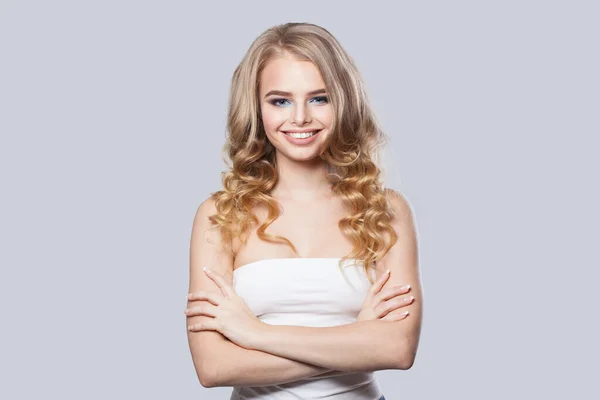 Beyaz Arka Planda Poz Veren Uzun Sağlıklı Kıvırcık Saçlı Mutlu — Stok fotoğraf