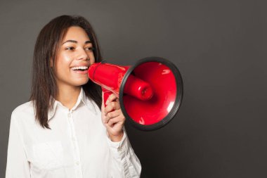 Hoparlörü ile Afrikalı-Amerikalı kadın