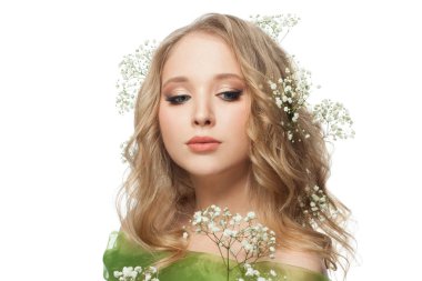 Uzun, sağlıklı kıvırcık saçlı, beyaz tenli genç bir kadın.