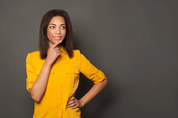 Afroamerikansk Kvinna Tittar Upp Och Ler Grå Bakgrund — Stockfoto