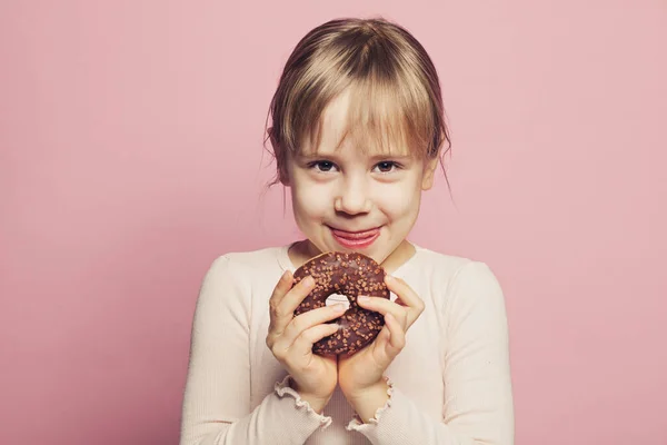 Enfant Petite Fille Tenant Beignet Sur Fond Rose Pastel — Photo