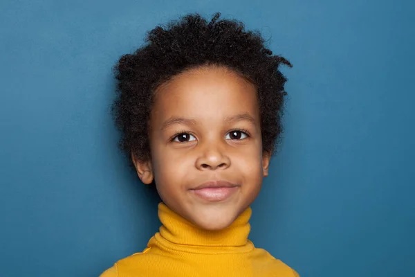 Симпатичный Черный Ребенок Лицо Синем Фоне — стоковое фото
