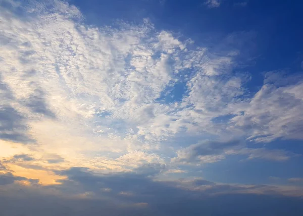 Μπλε Ουρανό Σύννεφα Φόντο Όμορφο Τοπίο Σύννεφα Και Πορτοκαλί Ήλιο — Φωτογραφία Αρχείου