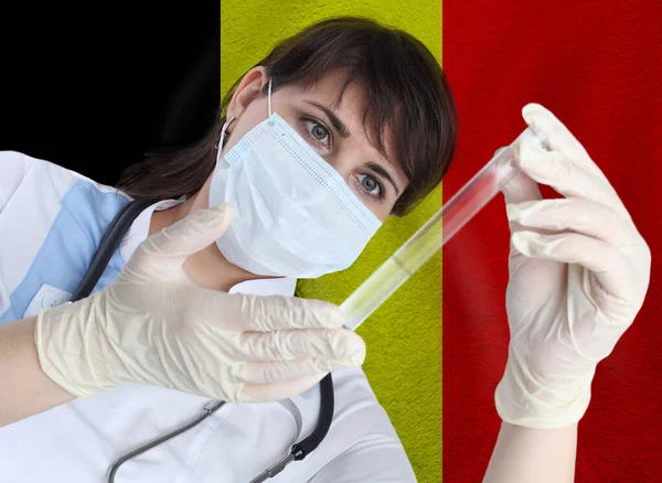 Mujer Científica Con Coronavirus Probeta Covid Contra Bandera Bélgica Investigación —  Fotos de Stock