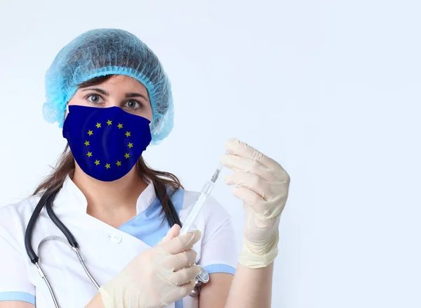 Mulher Cientista Máscara Com Bandeira União Europeia Investigação Vírus Laboratório — Fotografia de Stock