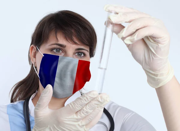 Ученая Женщина Маска Флагом Франции Исследование Вирусов Лаборатории Предотвращения Пандемии — стоковое фото