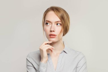 Ona kendini beyaz zemin üzerine küçük aynaya bakmak genç bir kadın