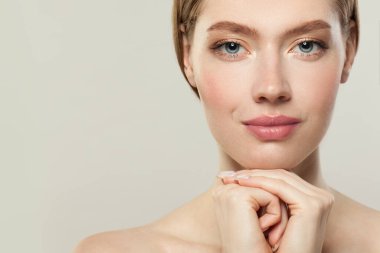 Parlak, berrak ciltli, cilt bakımlı sağlıklı bir model.