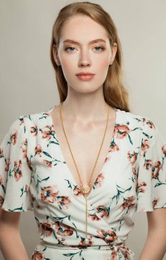 Kızıl saçlı, kızıl saçlı, güzel bir kadın.