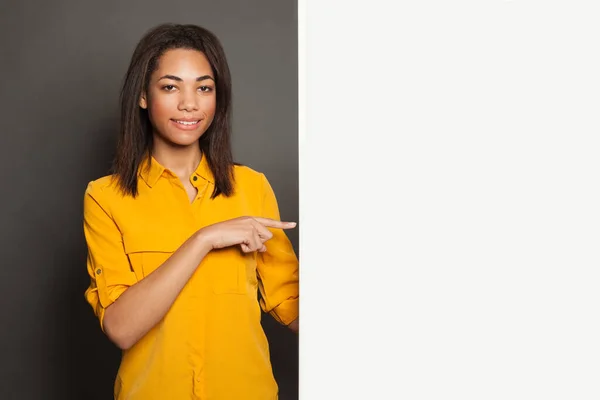 Bonito Preto Mulher Estudante Apontando Dedo Vazio Banner Fundo Com — Fotografia de Stock