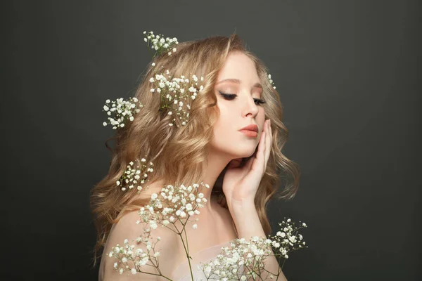 Mujer Agradable Con Largo Cabello Rubio Rizado Sano Maquillaje Flores —  Fotos de Stock