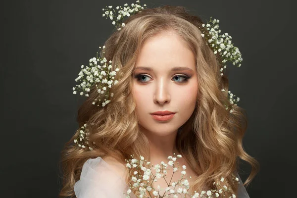 Femme Mignonne Avec Des Fleurs Sur Fond Gris — Photo