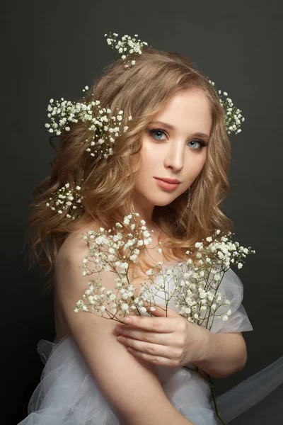 Mujer Sonriente Con Pelo Rizado Largo Rubio Sano Flores —  Fotos de Stock