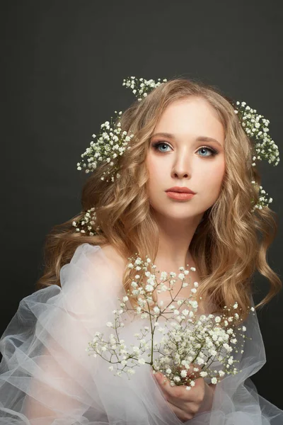 Attractive Woman Long Healthy Blonde Curly Hair Flowers — Stock Photo, Image