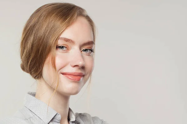 Cara Feminina Perto Branco Jovem Mulher Sorrindo — Fotografia de Stock