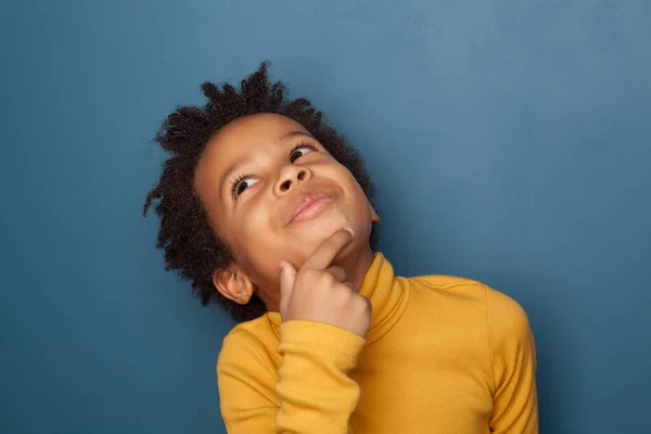 Μικρό Μαύρο Παιδί Αγόρι Σκέφτεται Και Κοιτάζει Πάνω Μπλε Φόντο — Φωτογραφία Αρχείου