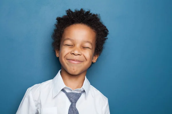 Criança Feliz Sorrindo Fundo Azul — Fotografia de Stock