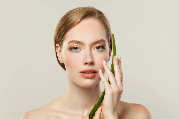 Perfecte Jonge Vrouw Gezicht Aloë Vera Blad Witte Achtergrond — Stockfoto