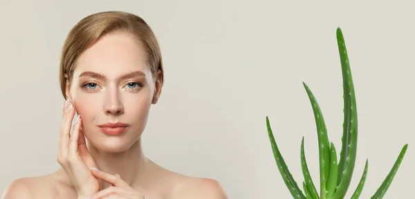 Hermosa Mujer Con Piel Clara Planta Aloe Vera Concepto Cuidado — Foto de Stock