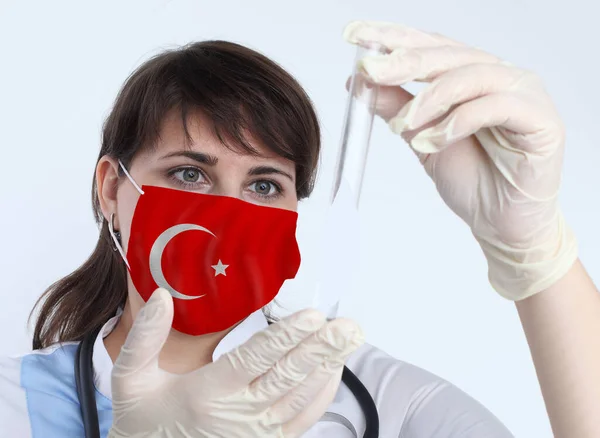 科学者の女性とトルコの旗とマスク トルコにおけるパンデミックを予防するための実験室におけるウイルスの研究 — ストック写真