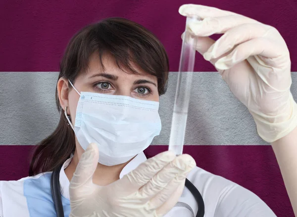 Mujer Científica Con Sonda Ensayo Coronavirus Covid Contra Bandera Letonia —  Fotos de Stock